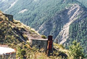 Ligne Maginot - NORD OUEST DE FONTVIVE (NOF) - (Abri) - En arrière plan l'ouvrage de La Roche La Croix