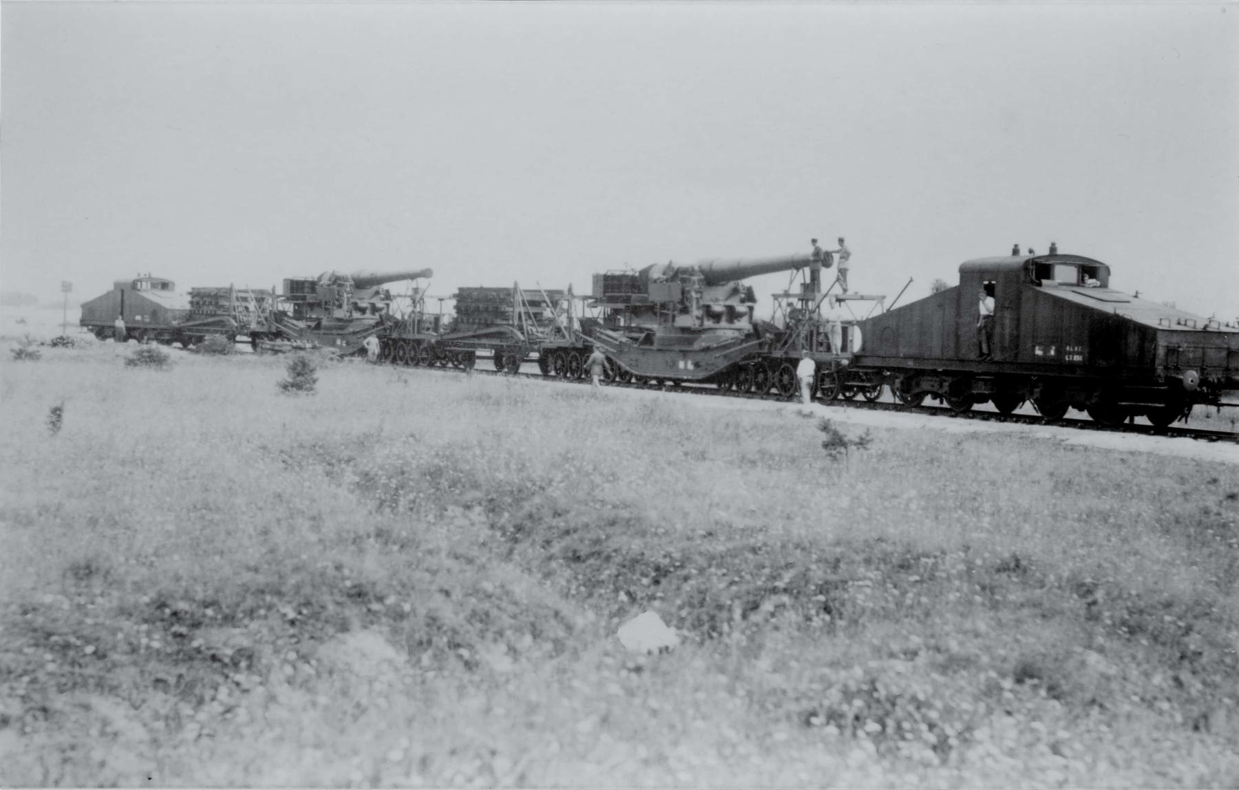 Ligne Maginot - ALVF - Materiel de 240 TAZ mle 1893/96 - Camp de Chalons - 9 septembre 1932
Convoi de deux pièces d'ALVF de 240mm TAZ (Tous AZimuths) modèle 1893/96 tracté par deux locotracteurs Crochat type 44 L 4 N 
Ces pièces sont celles ayant équipé les 10° et 11° batteries du 374 RALVF après mars 1940