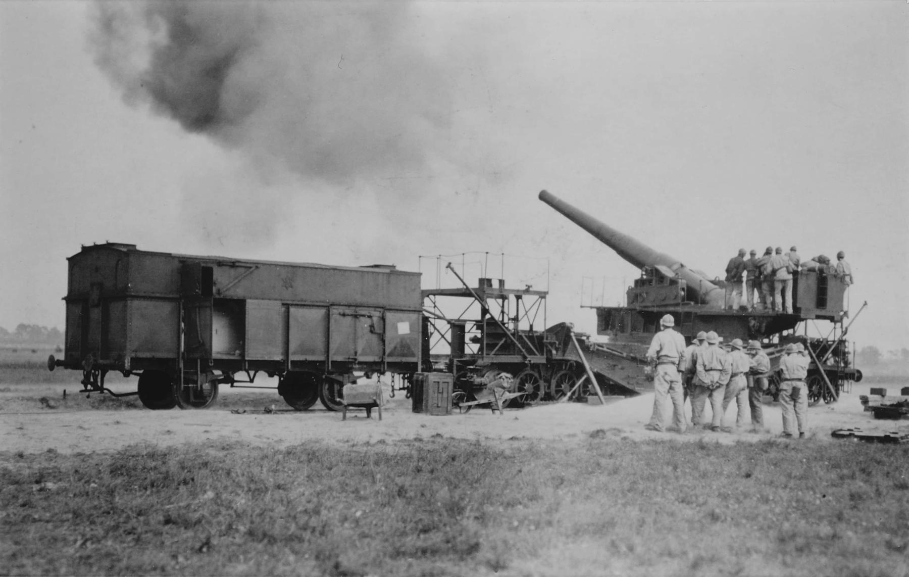 Ligne Maginot - 374° Régiment d'Artillerie Lourde sur Voie Ferrée (374° RALVF) - Camp de Châlons le 9 septembre 1932
Pièce  d'ALVF de 240mm TAZ (Tous AZimuths) modèle 1893/96 en position de tir
Cette pièce est l'une de celles celles ayant équipé les 10° et 11° batteries du 374 RALVF après mars 1940