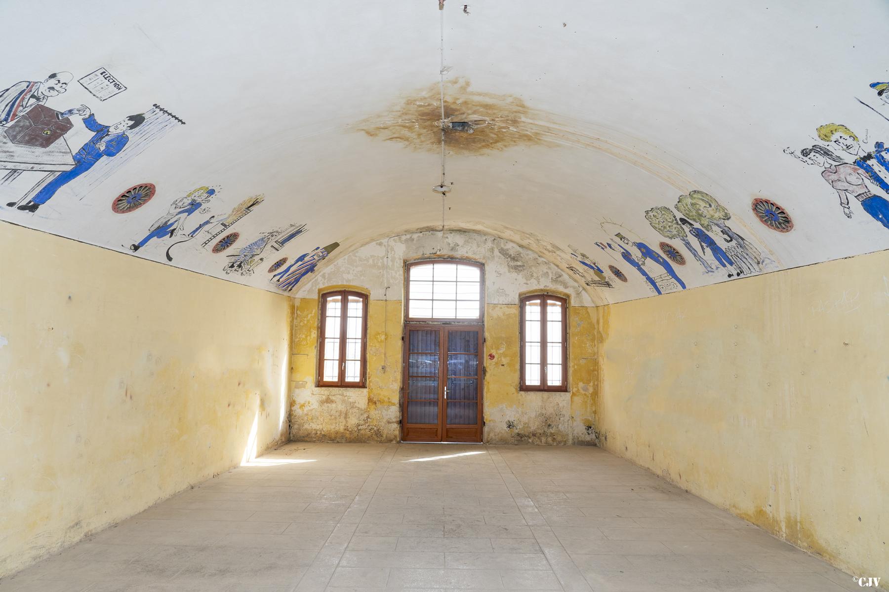 Ligne Maginot - FORT DE LA REVERE - (Casernement) - Une chambrée
Les décorations datent de la période de l'occupation par l'armée de l'air