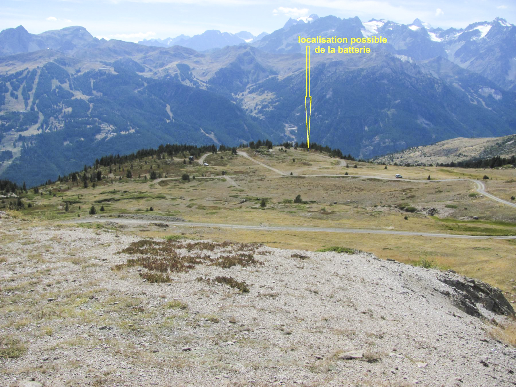 Ligne Maginot - COL DE GRANON (154° RAP - 8° BIE) - (Position d'artillerie préparée) - Vue du plateau où la batterie se situait selon le rapport du Lt Bern. 
Photo prise de Granon vers la Guisane.