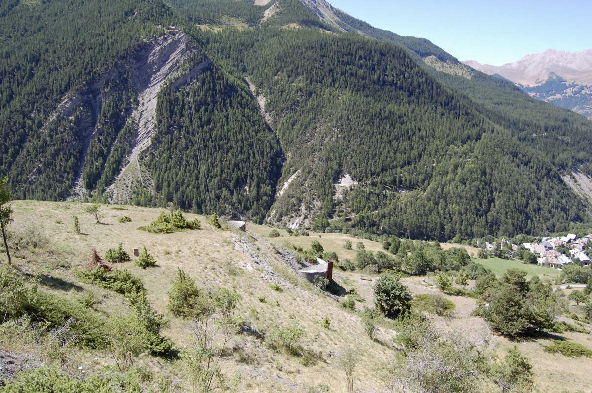 Ligne Maginot - NORD OUEST DE FONTVIVE (NOF) - (Abri) - À l'arrière-plan l’ouvrage Roche-la-Croix