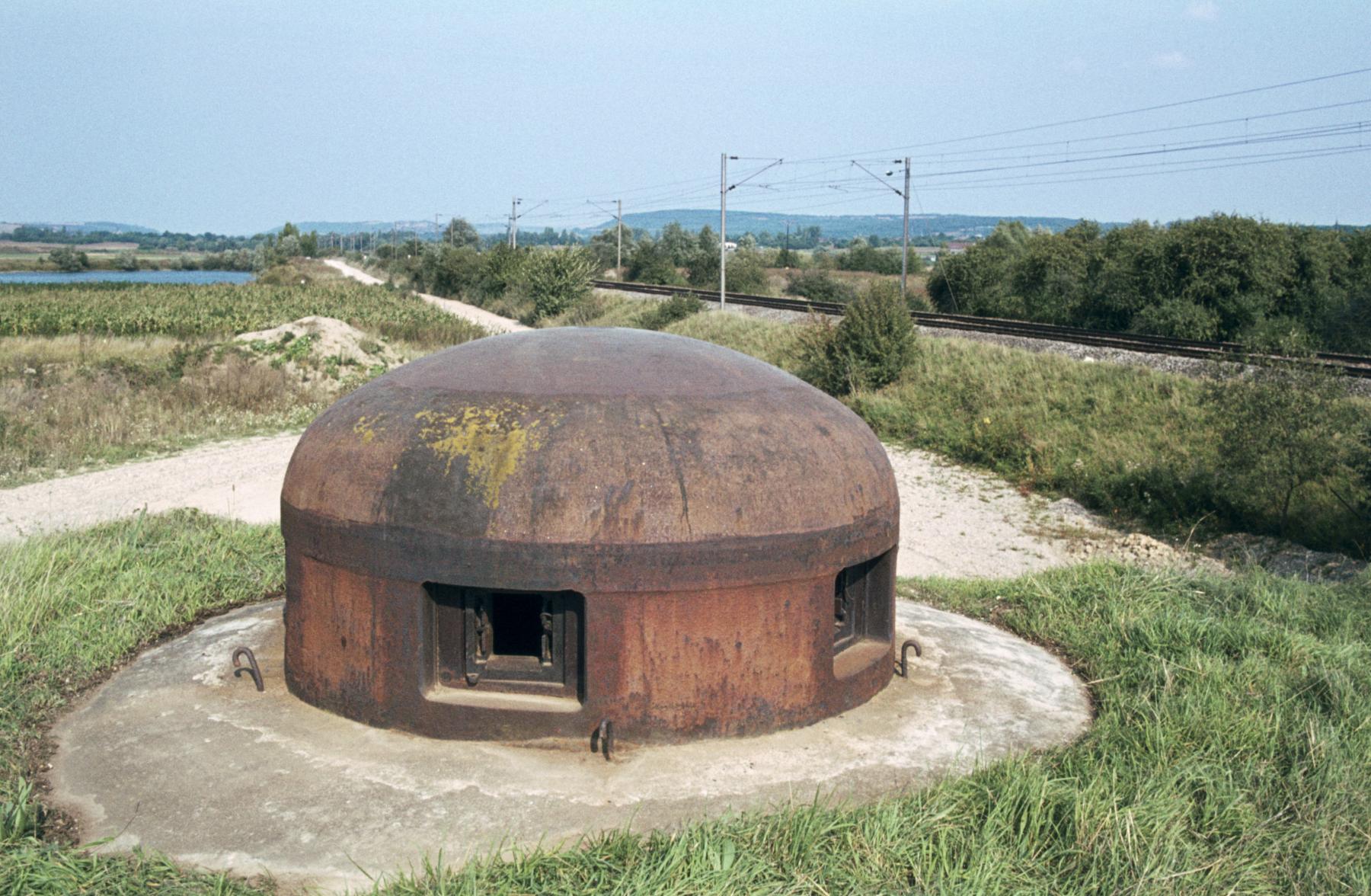 Ligne Maginot - KOENIGSMACKER NORD - C48 - (Casemate d'infanterie - Simple) - La cloche GFM est au niveau du chemin de fer