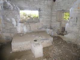 Ligne Maginot - A58 - JENLAIN OUEST - (Blockhaus lourd type STG / STG-FCR - Double) - Le créneau pour canon antichar et le créneau mitrailleuse à droite