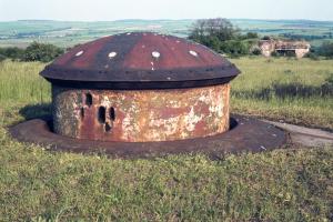 Ligne Maginot - BOVENBERG - A27 - (Ouvrage d'infanterie) - Bloc 6
La tourelle des mitrailleuses.
Le bloc 3 à l'arrière plan