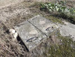 Ligne Maginot - R - (Chambre de coupure) - Le puits d'accès est bouché par deux plaques bétonnées amovibles.