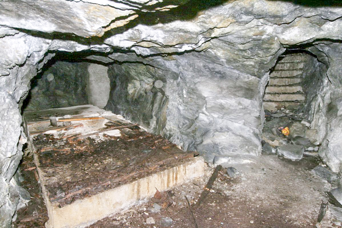 Ligne Maginot - PLANAY - (Blockhaus pour arme infanterie) - Salle unique de l'abri. Au fond à gauche le bouchon de béton de la seconde entrée