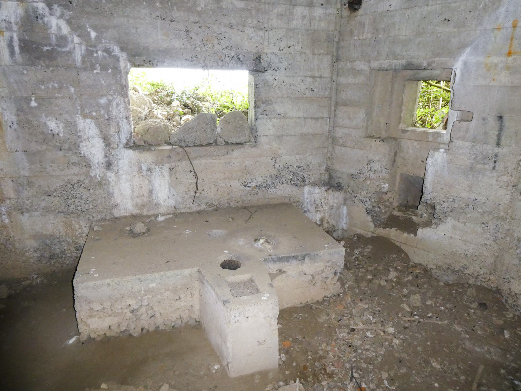 Ligne Maginot - A58 - JENLAIN OUEST - (Blockhaus lourd type STG / STG-FCR - Double) - Le créneau pour canon antichar et le créneau mitrailleuse à droite