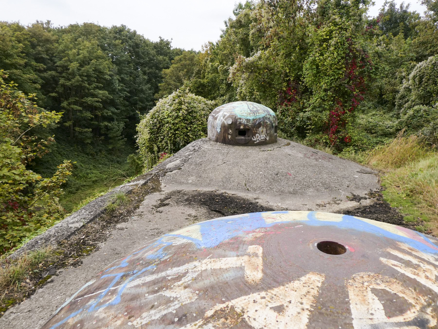 Ligne Maginot - FORT DE MAULDE - (Observatoire d'artillerie) - Les deux cloches GFM type B, l'orifice pour le périscope J2