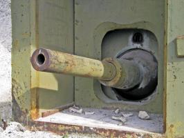 Ligne Maginot - Canon obusier de 75 modèle 29 - Le dépassement du tube dans son embrasure est nettement visible sur cette photo.
L'utilisation de volets de protection était impossible et cela rendait cette arme vulnérable aux coups ennemis  