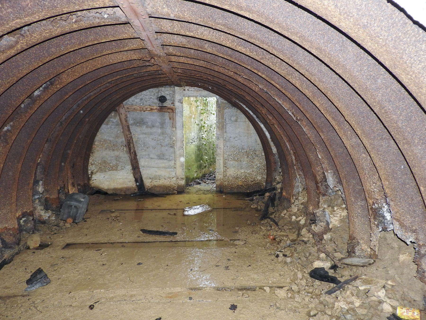 Ligne Maginot - ABRI GOEZERT - (Abri) - L'entrée.
On distingue le mur de protection dans l'ouverture.