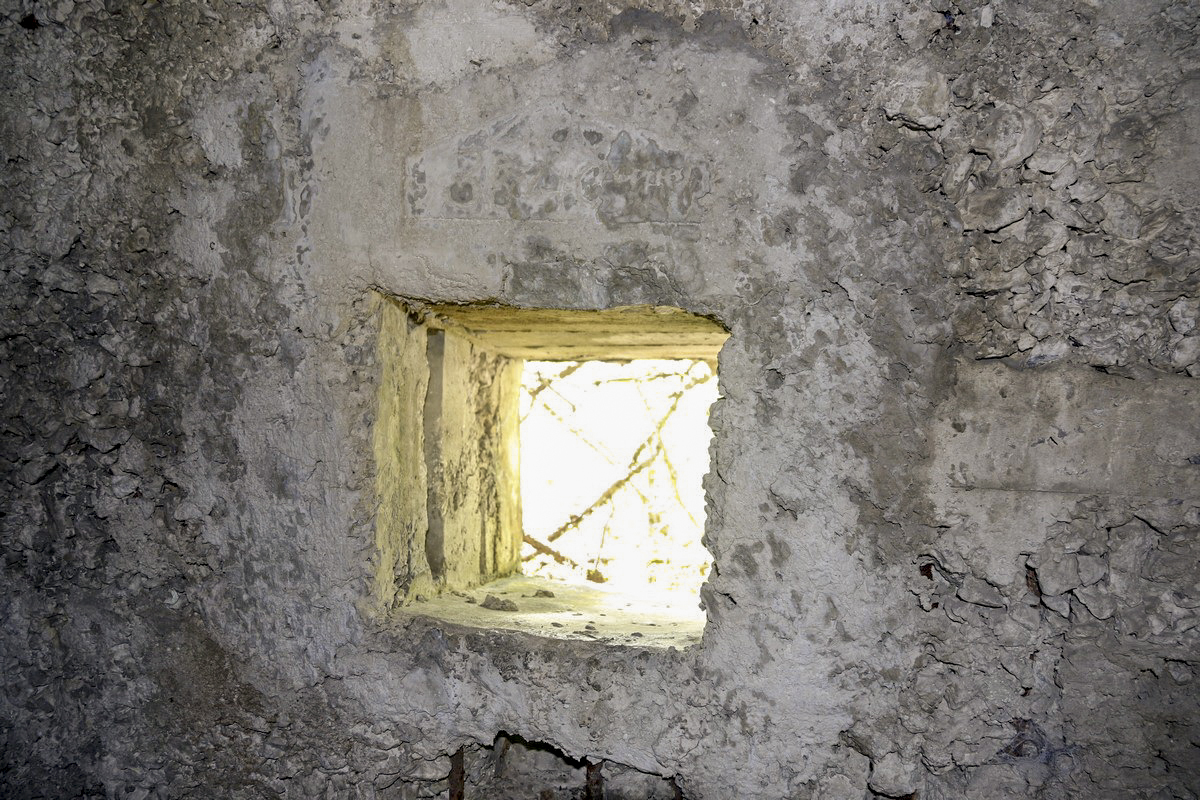 Ligne Maginot - LA PORTE 5 - (Blockhaus pour arme infanterie) - Créneau sud avec gravure des constructeurs au dessus