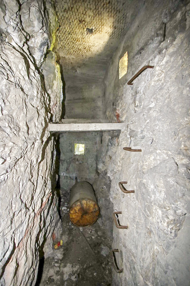 Ligne Maginot - LA PORTE 5 - (Blockhaus pour arme infanterie) - Le bloc dans sa longueur. En bas le créneau nord, au dessus le créneau est