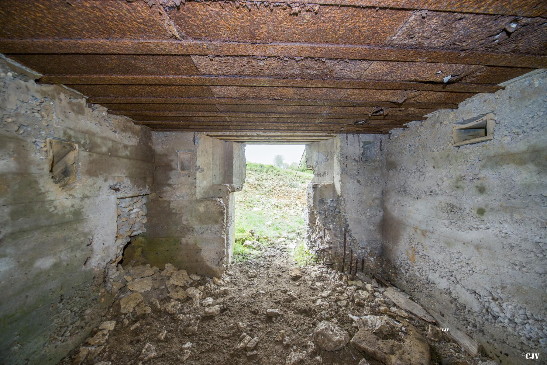 Ligne Maginot - DB241 - (Blockhaus pour canon) - L'entrée vue de l'intérieur