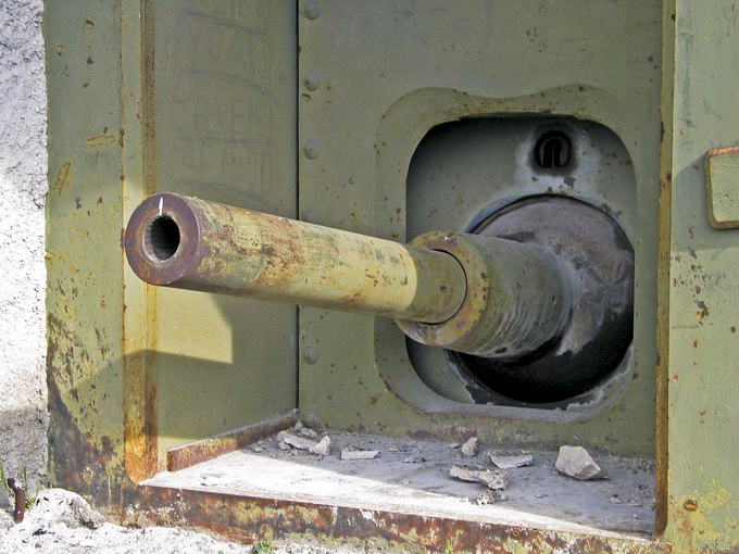 Ligne Maginot - Canon obusier de 75 modèle 29 - Le dépassement du tube dans son embrasure est nettement visible sur cette photo.
L'utilisation de volets de protection était impossible et cela rendait cette arme vulnérable aux coups ennemis  