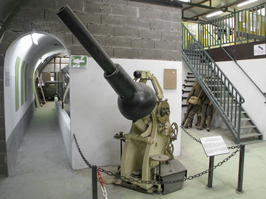 Ligne Maginot - Canon de 75 modèle 29 - Musée de Fermont
75 mle 29 du bloc 4 de l'ouvrage de Saint-Roch. Cet exemplaire serait le seul doté de commandes de pointage à gauche 