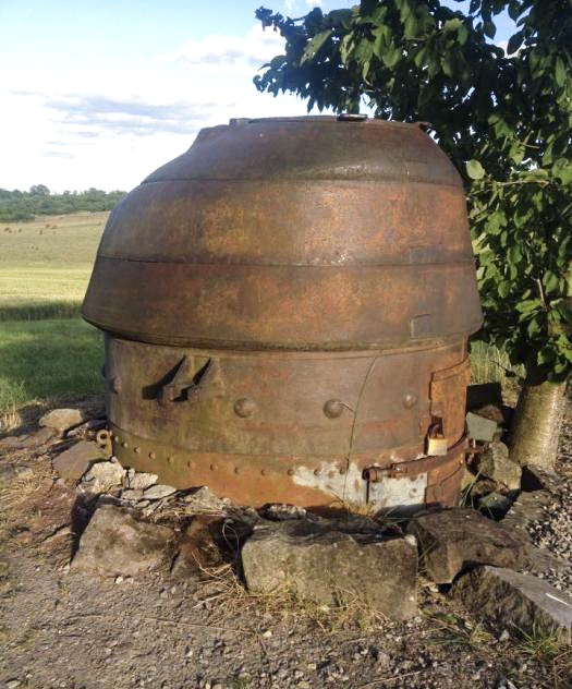 Ligne Maginot - Tourelle démontable pour mitrailleuse mle 35/37 - Tourelle démontable réinstallée à Barst.
Il convient de noter que l'installation faite ne correspond pas à celle prescrite par la notice, la partie non blindée émerge du sol