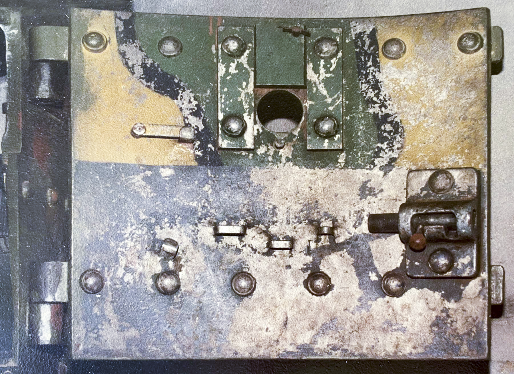 Ligne Maginot - Tourelle démontable modèles 35 - 37 - Porte de la tourelle avec les supports pour l'outillage