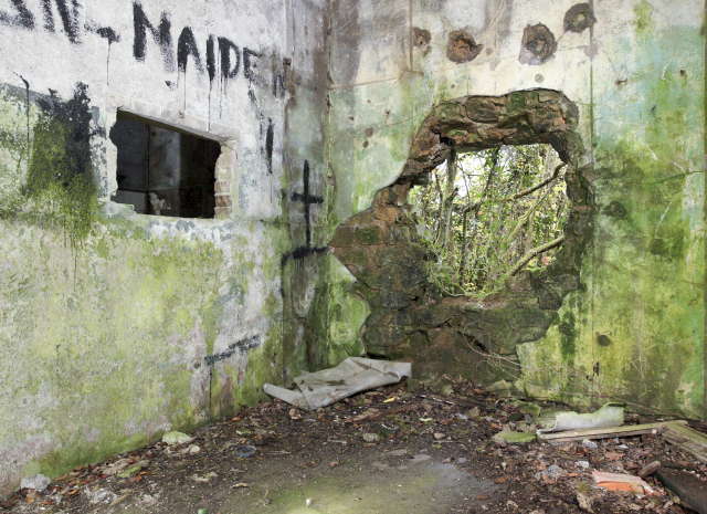 Ligne Maginot - FRECHING NORD (POSTE AVANCé GRM) - (Poste GRM - Maison Forte) - La façade de la partie 'locaux' a été crevée.