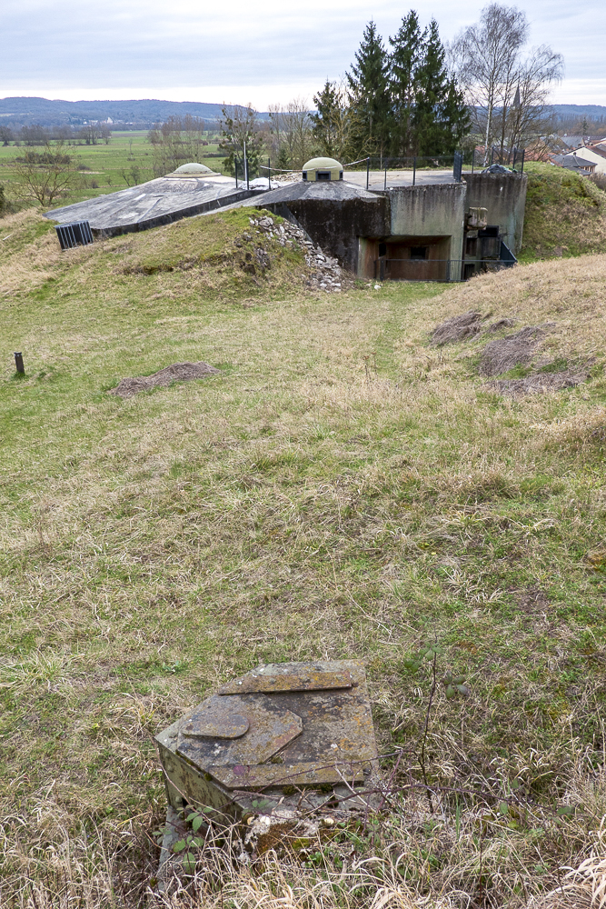 Ligne Maginot - SENTZICH - (Observatoire d'infanterie) - Au premier l'observatoire. 
On devine encore le tracé de la tranchées qui menait à l'ouvrage A16 qu'on aperçoit à l'arrière-plan.