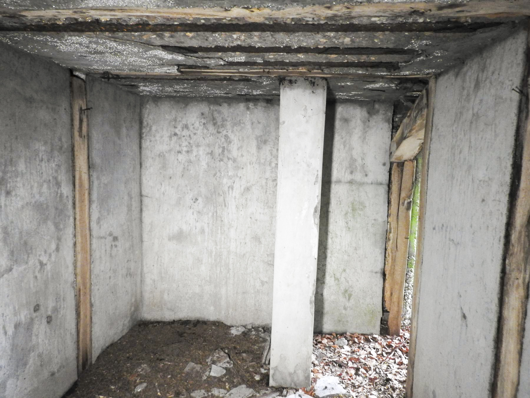 Ligne Maginot - BOIS DE KLANG NORD 4 - (Observatoire d'infanterie) - L'intérieur de l'observatoire vu vers l'entrée.