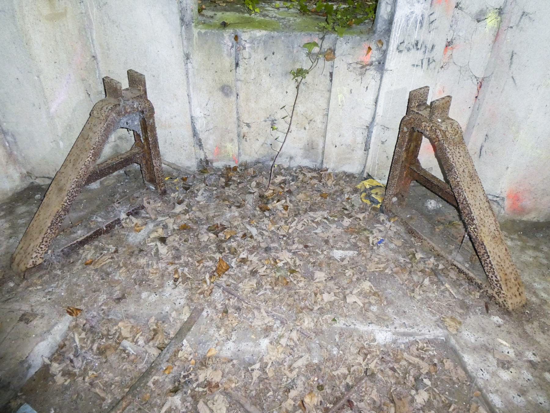 Ligne Maginot - A20 - FORT DE MAULDE EST - (Casemate d'artillerie) - Support d'essieu ancré pour 75 
Version modifiée 97/33