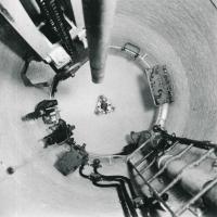 Ligne Maginot - FERME CHAPPY - A1 - (Ouvrage d'infanterie) - La cloche GFM vu du bas, le plancher mobile étant baissé
On y retrouve l'armement (support de FM, mortier de 50 et munitions), un téléphone TM32 avec son casque et une baladeuse électrique.
L'episcope est en place dans le créneau