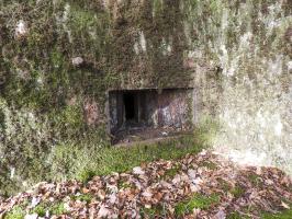 Ligne Maginot - BB35 - (Blockhaus pour arme infanterie) - L'embrasure pour mitrailleuse et la trémie Condé.