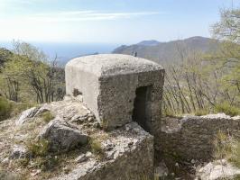 Ligne Maginot - BAISSE DE SCUVION 1 - (Blockhaus pour arme infanterie) - Vue vers la France
Sur la première crête: la position de résistance, au fond, le Mont Agel