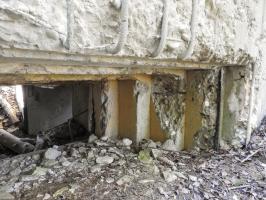 Ligne Maginot - MUEHLENBACH 3 - (Blockhaus pour canon) - L'embrasure pour un canon anti-char. Elle semble porter les traces d'un impact de tir.