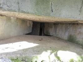 Ligne Maginot - AB16 - (Blockhaus pour canon) - Le créneau mitrailleuse droite. Le volet intérieur est en place.