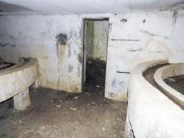 Ligne Maginot - AB16 - (Blockhaus pour canon) - La chambre de tir des mitrailleuses et l'entrée au fond.