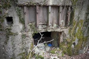 Ligne Maginot - ALTCOUPE NORD - (Blockhaus pour canon) - Façade arrière
Detail d’un renforcement (?) d'une ventilation placée au dessus de l’accès du canon