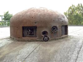 Ligne Maginot - 35/3 - MARCKOLSHEIM SUD - (Casemate d'infanterie - Double) - La cloche GFM avec ses impacts de 88 mm allemand et le mortier resté coincé dans son créneau