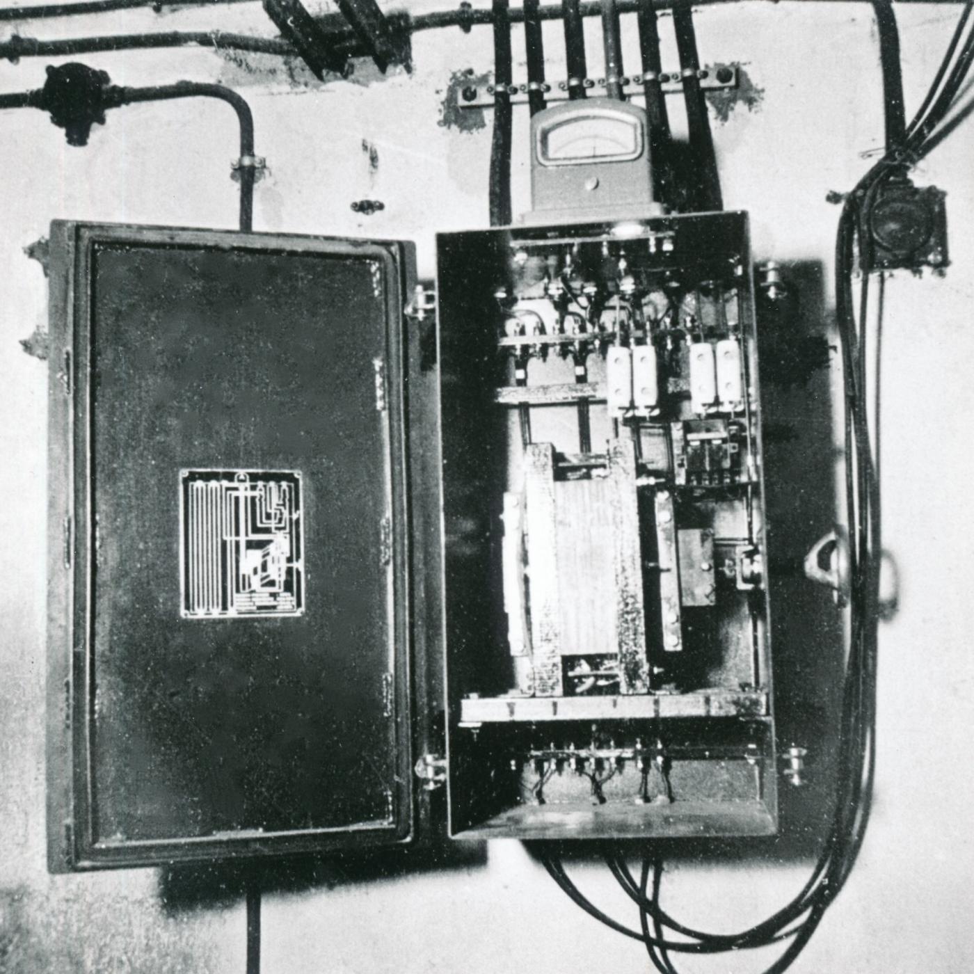 Ligne Maginot - FERME CHAPPY - A1 - (Ouvrage d'infanterie) - Cloche GFM. 
Le boitier d'alimentation du projecteur du projecteur extérieur Eve et Noizet