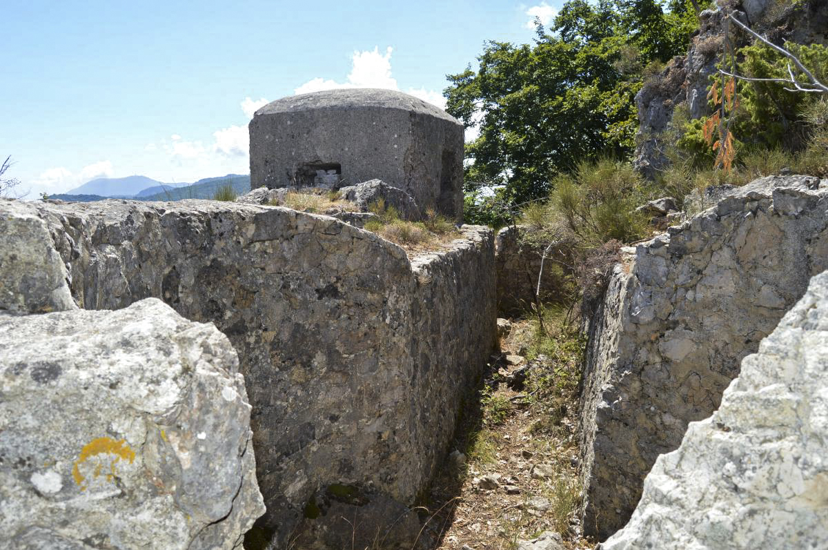 Ligne Maginot - BAISSE DE SCUVION 2 - (Cuve pour arme d'infanterie) - Au premier plan poste 2, à l'arrière-plan poste 1