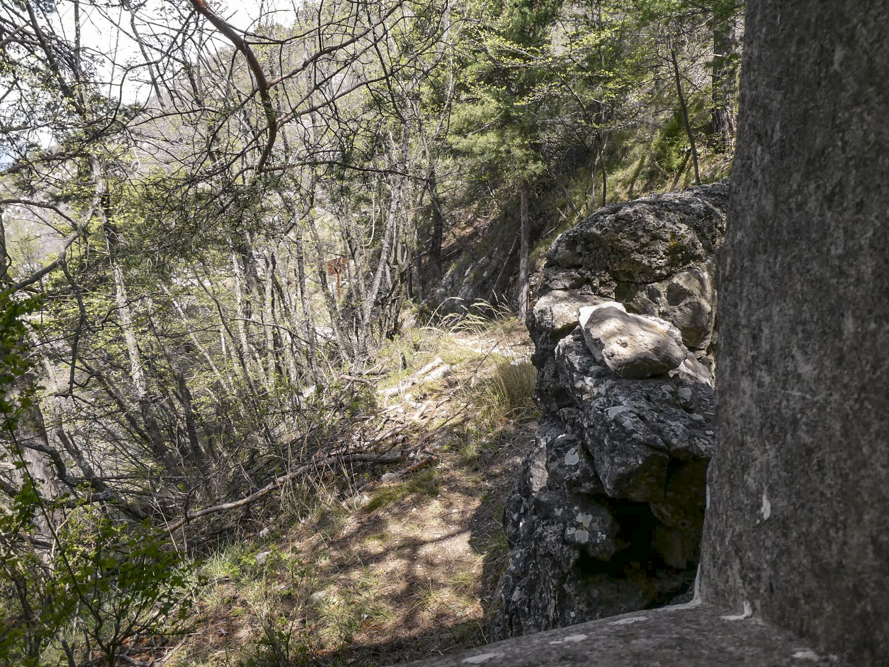 Ligne Maginot - PIERRE POINTUE 2 - (Blockhaus pour arme infanterie) - Vue du créneau protégeant le chemin d'accès à l'AP