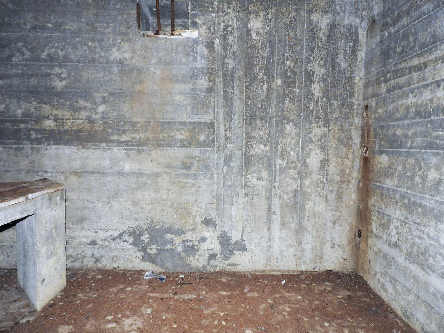 Ligne Maginot - MUEHLENBACH 2 - (Blockhaus pour arme infanterie) - L'intérieur du blockhaus.
L'emplacement prévu des lits rabattables.