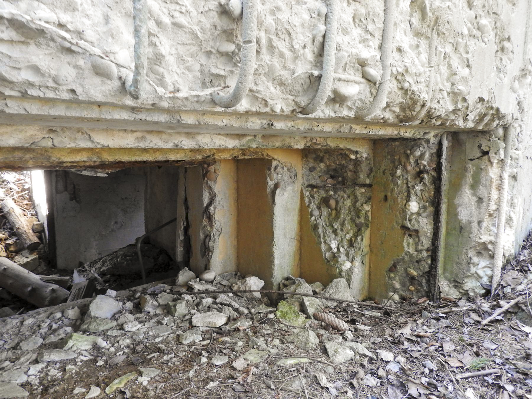 Ligne Maginot - MUEHLENBACH 3 - (Blockhaus pour canon) - L'embrasure pour un canon anti-char. Elle semble porter les traces d'un impact de tir.