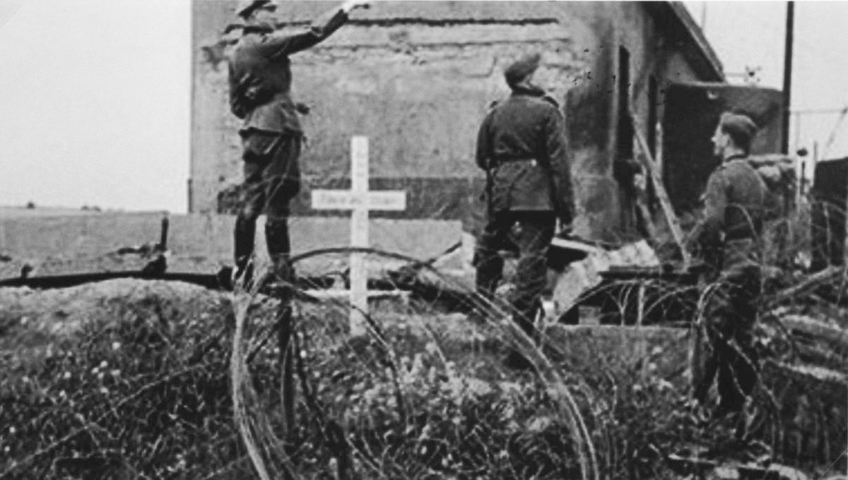 Ligne Maginot - SCHRECKLING (MF DE) - (Poste GRM - Maison Forte) - Photo prise après l'assaut, tombe provisoire  de l'un des assaillants