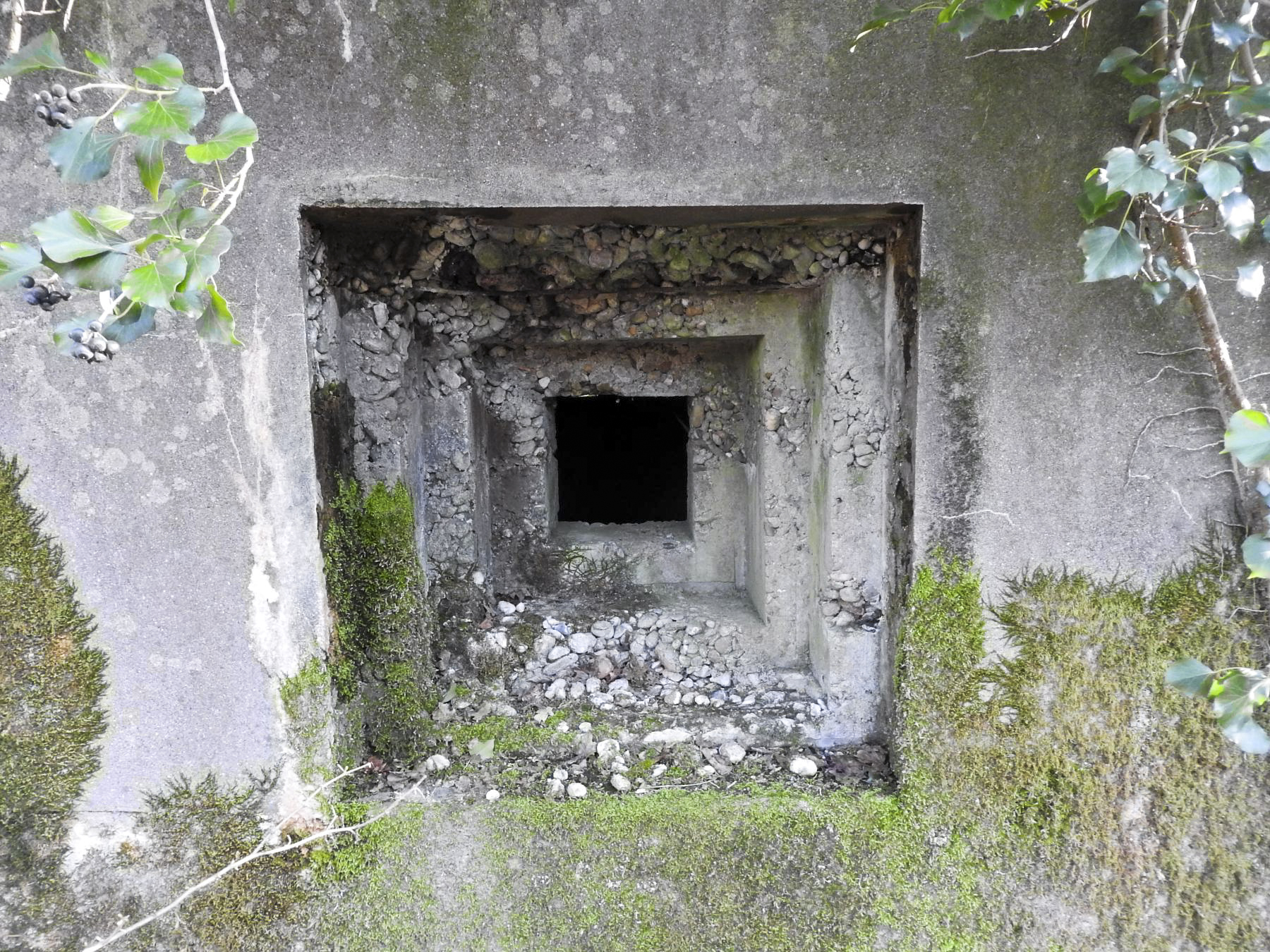 Ligne Maginot - BB163 - STUDEN NORD-EST - (Blockhaus pour arme infanterie) - La créneau secondaire pour FM orienté vers l'Ouest.