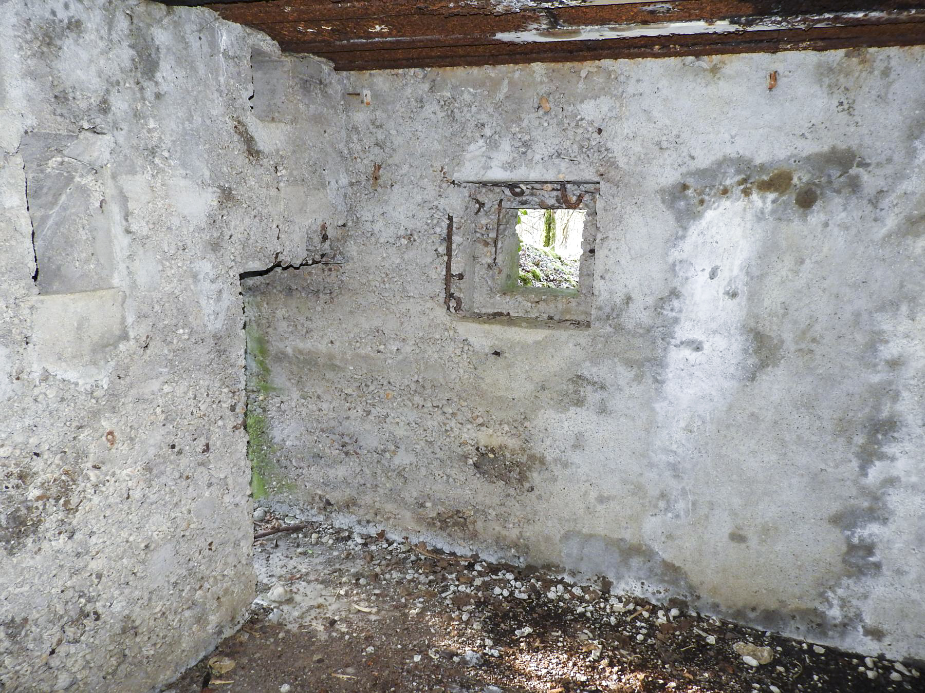 Ligne Maginot - BB163 - STUDEN NORD-EST - (Blockhaus pour arme infanterie) - L'intérieur du blockhaus inachevé ; l'entrée et le créneau FM.