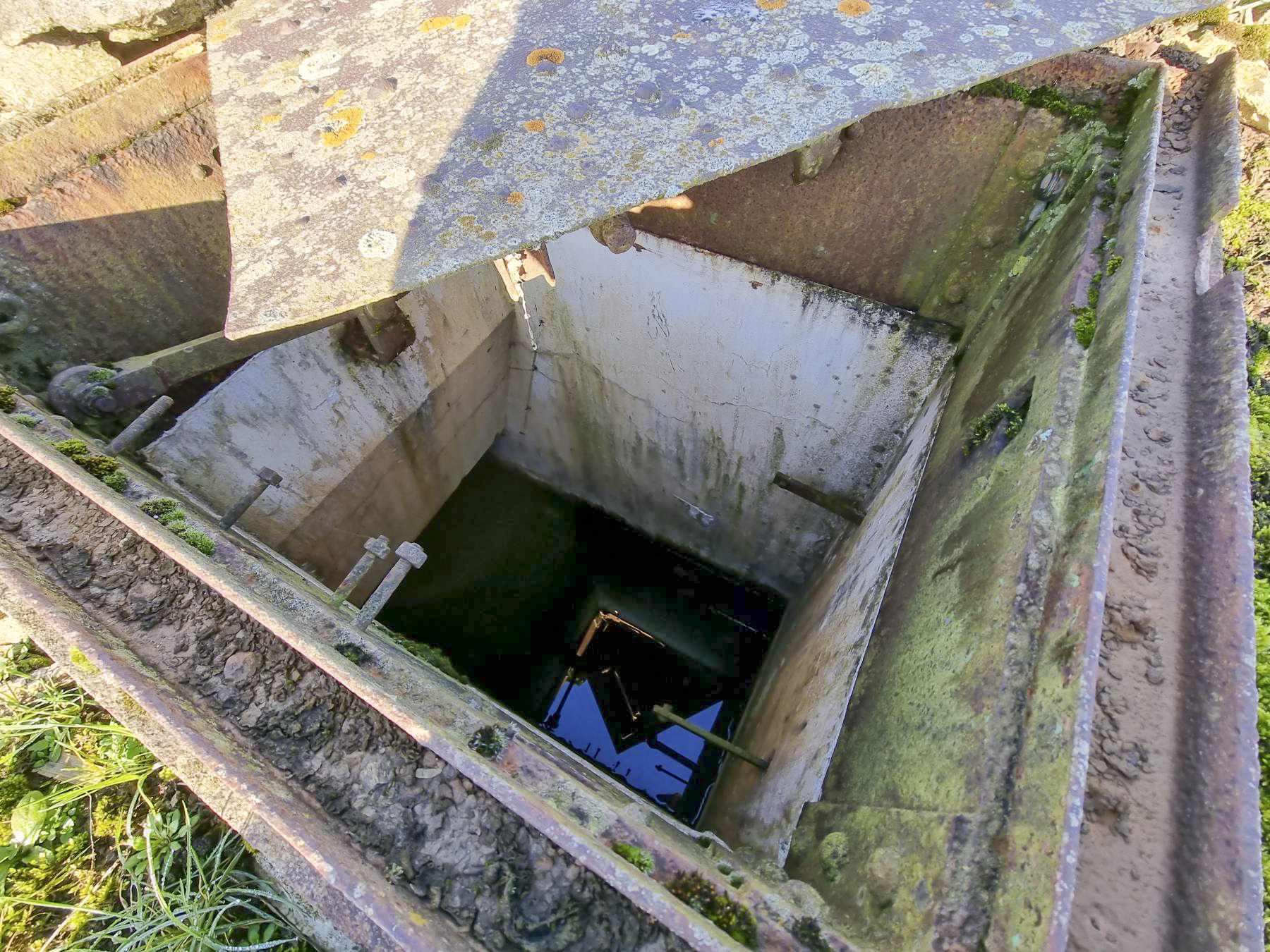 Ligne Maginot - 11A - (Chambre de coupure - Avec central) - Puits d'accès : l'intérieur est innondé