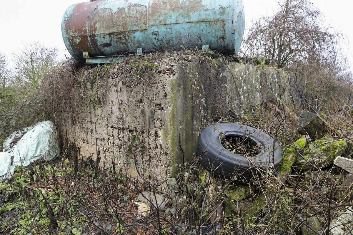 Ligne Maginot - OBERVISSE EST - (Blockhaus pour arme infanterie) - Blockhaus en grande partie remblayé. Face créneau à droite