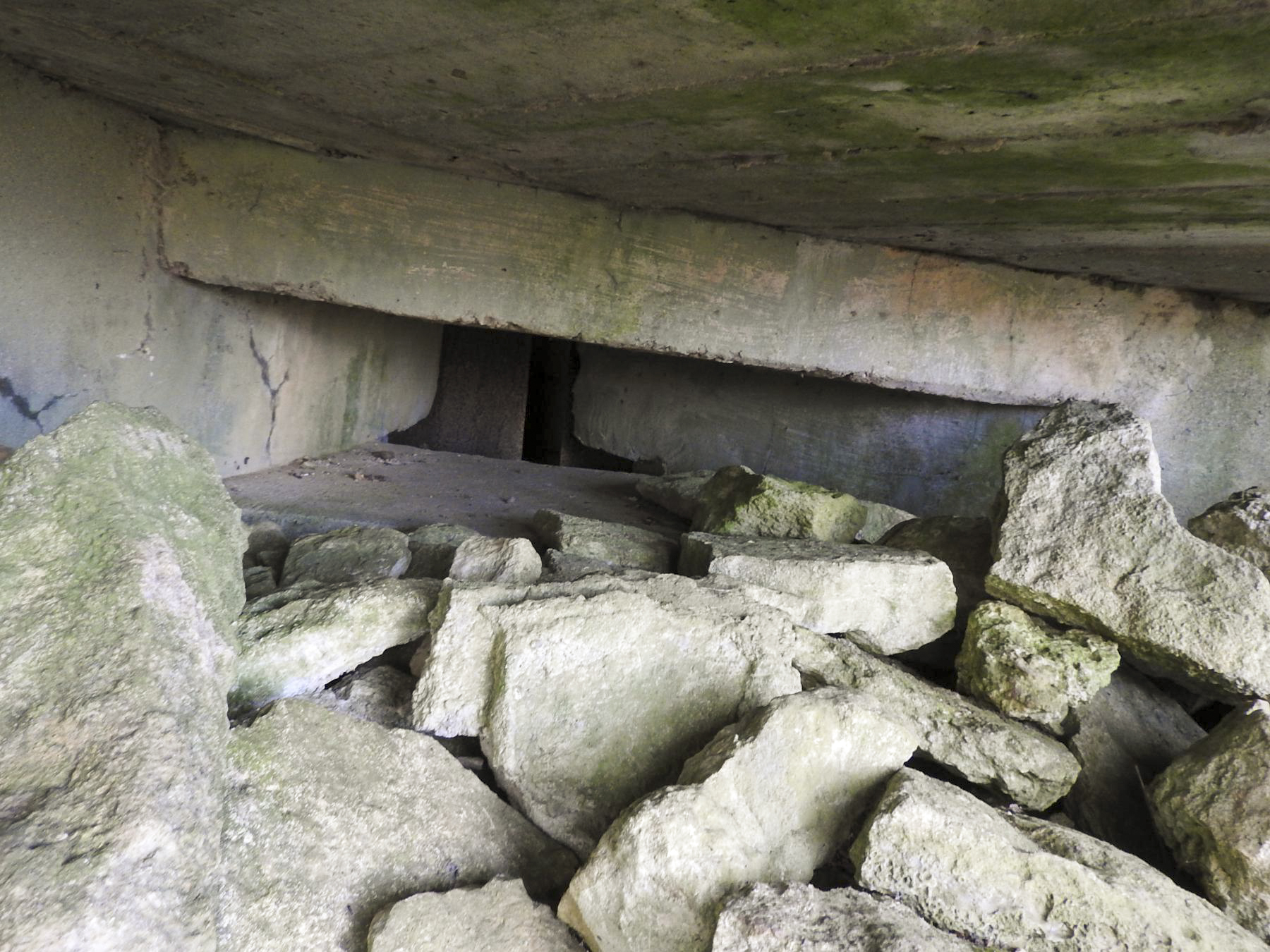 Ligne Maginot - AB16 - (Blockhaus pour canon) - Le créneau mitrailleuse de gauche.