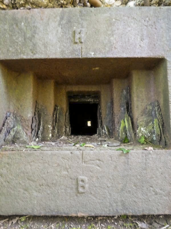 Ligne Maginot - ALTCOUPE - (Blockhaus pour arme infanterie) - Marquages sur la trémie pour mitrailleuse