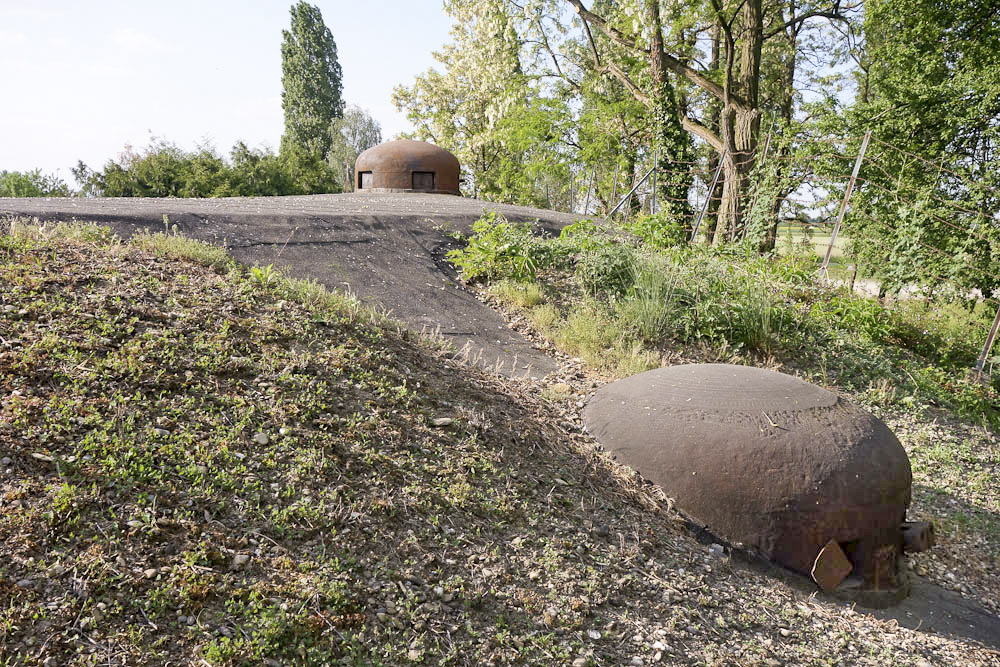 Ligne Maginot - 35/3 - MARCKOLSHEIM SUD - (Casemate d'infanterie - Double) - Cloche JM dominée par la cloche GFM en arrière-plan