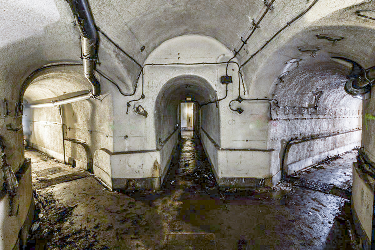 Ligne Maginot - WELSCHHOF - (Ouvrage d'infanterie) - Croisement de galeries
Noter l'enduit rugueux spécifique à ce secteur