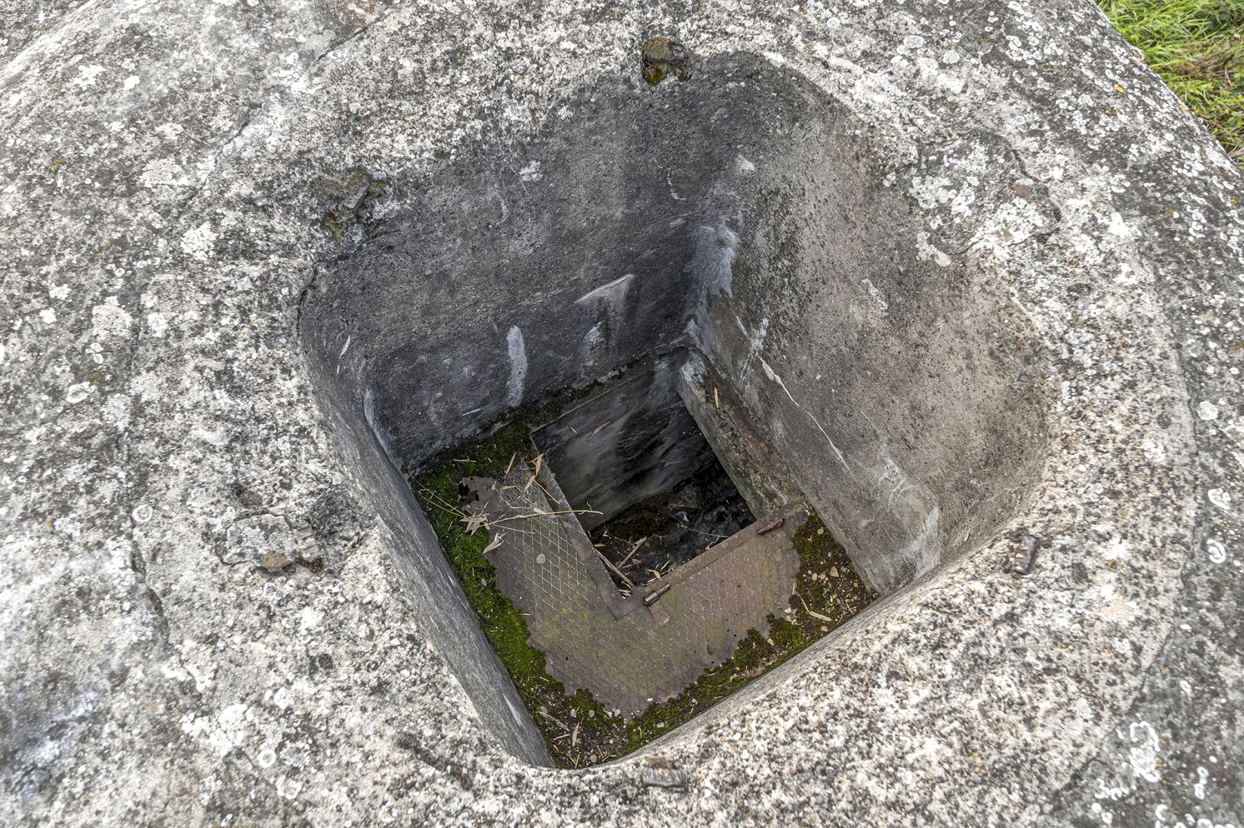 Ligne Maginot - ALGOLSHEIM - ABBATUCCI - (Blockhaus pour arme infanterie) - Puits de la tourelle de char Renault FT 
Le plancher et sa trappe d'accès
