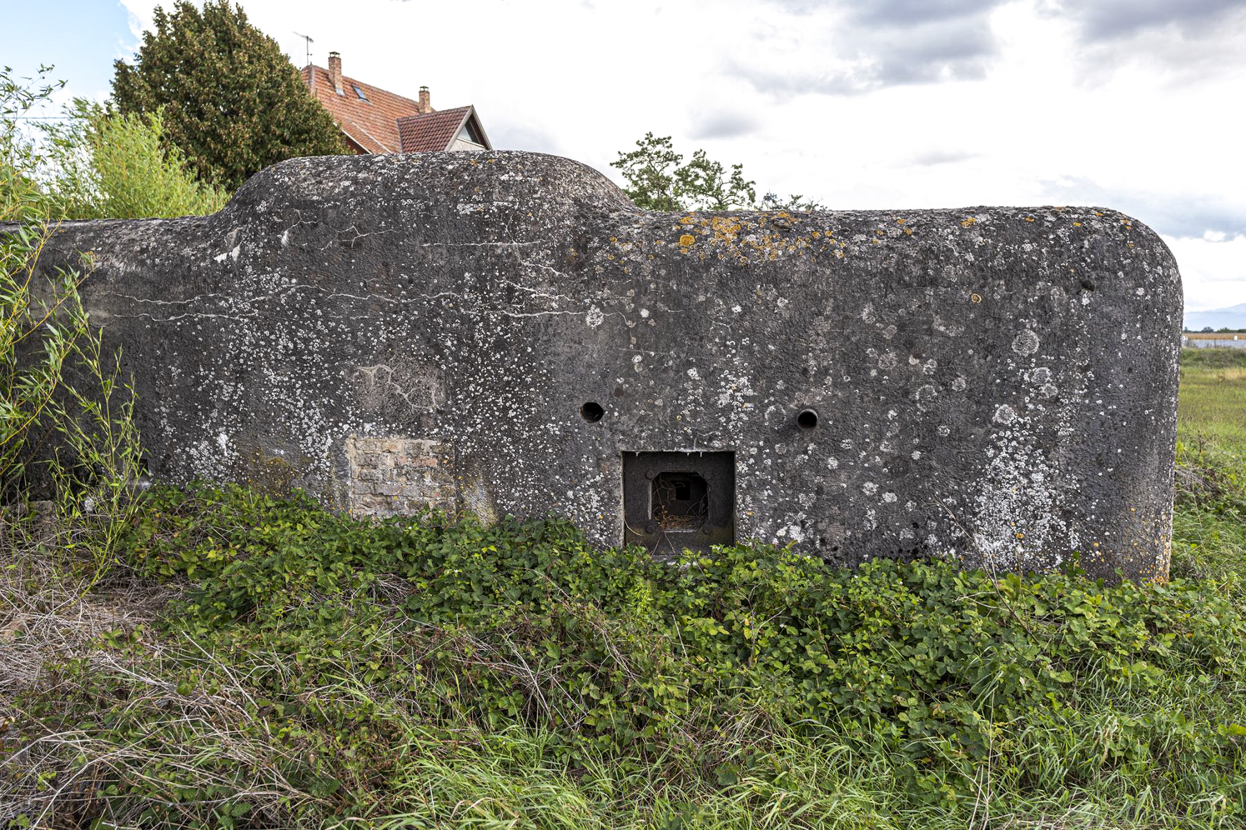 Ligne Maginot - ALGOLSHEIM - ABBATUCCI - (Blockhaus pour arme infanterie) - Façade arrière avec créneau de défense rapprochée
A gauche, l'entrée du blockhaus sur laquelle est implantée la tourelle de char Renault FT 